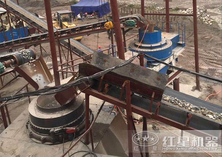 鵝卵石粉碎機(jī)作業(yè)現(xiàn)場